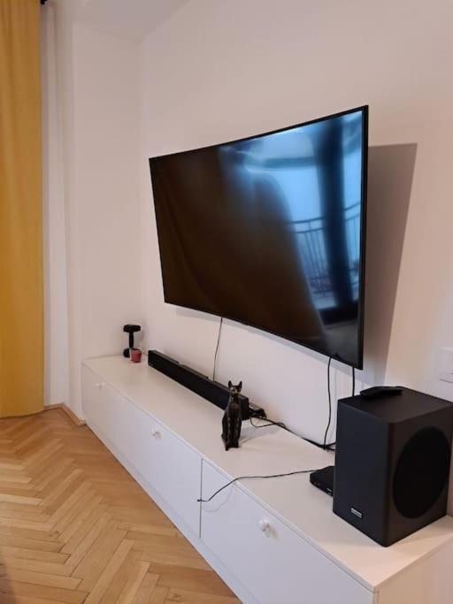Classy Apartment With Parking In The City Center Bucharest Exterior photo