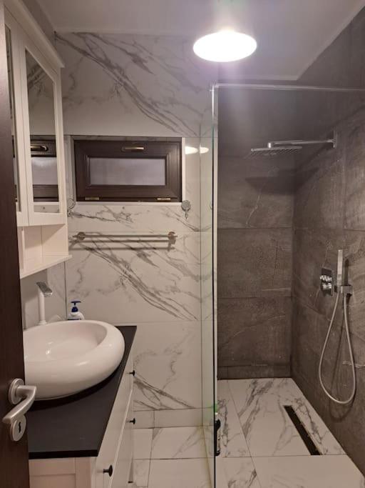 Classy Apartment With Parking In The City Center Bucharest Exterior photo