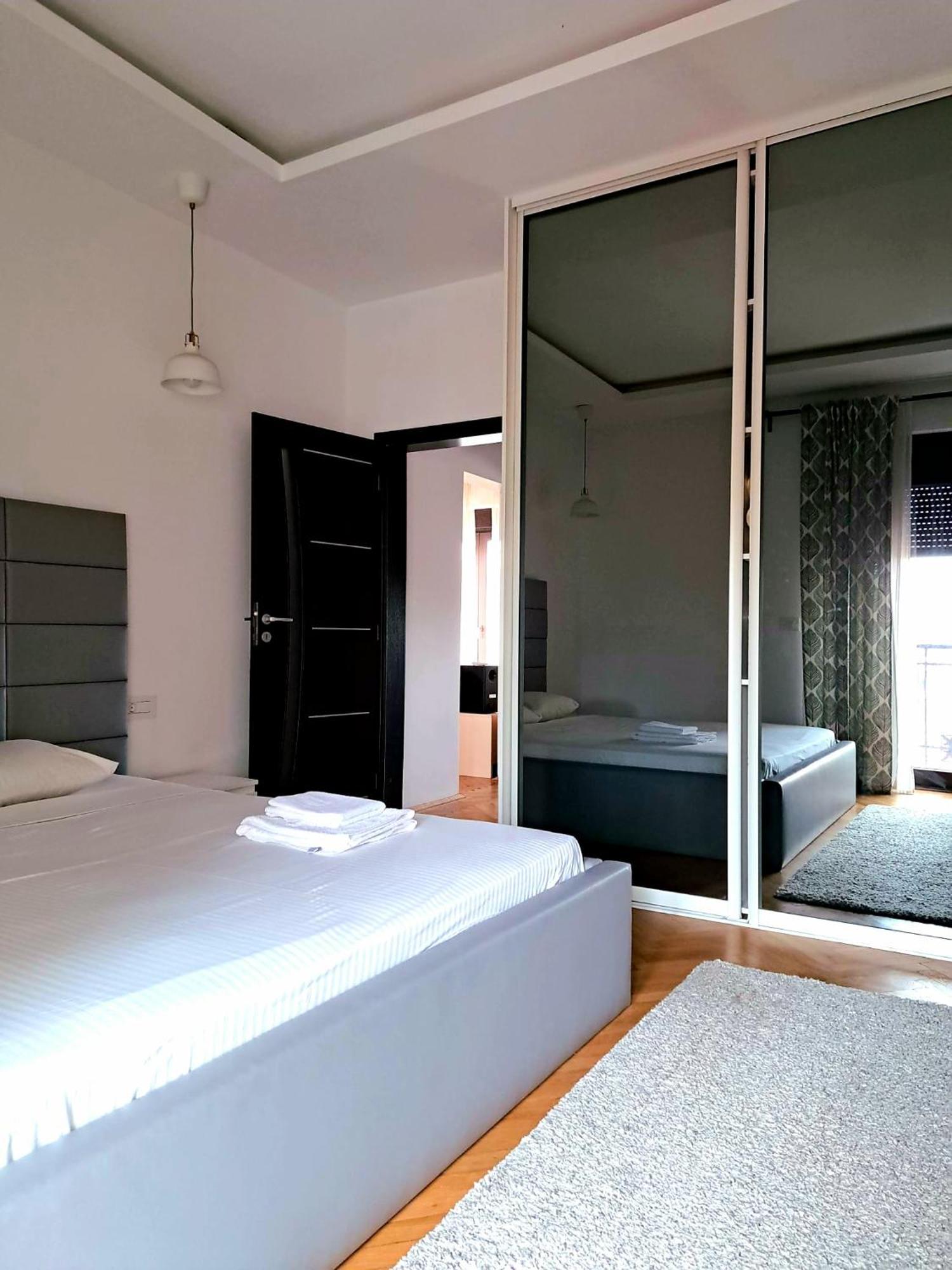 Classy Apartment With Parking In The City Center Bucharest Exterior photo